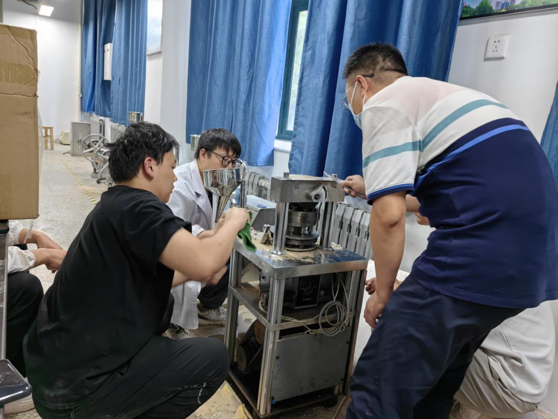 生命学院开展衡鉴楼实验室设施设备检修月活动 筑牢教学科研安全防线