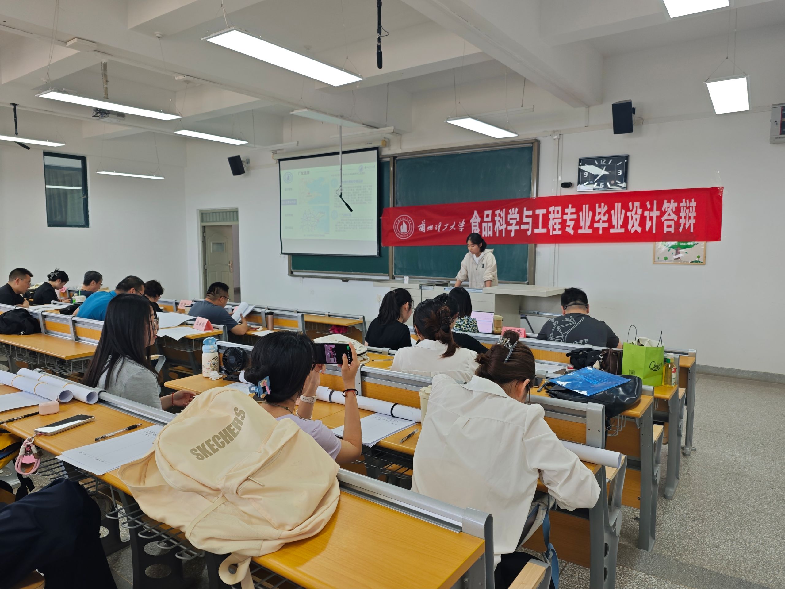 佳木葳蕤绽芳华，食科学子展风采 ——食品科学与工程专业2025届本科毕业答辩圆满举行